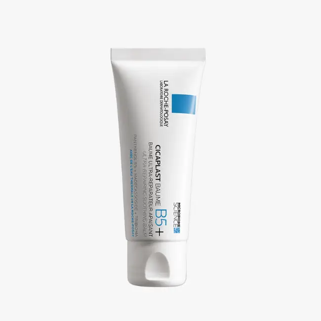 Ürün Cinsiyeti: Unisex
Ürün Tipi: Cilt Bakımı
Ürün Sezonsallığı: Dört Mevsim
Ürün Çeşidi: Onarıcı & Yatıştırıcı Krem
Ürün Özellikleri:
La Roche-Posay Cicaplast Baume B5+, cilt bariyerini onarmaya ve yatıştırmaya odaklanan formülüyle hassasiyet yaşayan ciltler için destek sunar. Yoğun ama konforlu dokusu cildi kuruluk ve dış etkenlere karşı korumaya yardımcı olurken, günlük bakımda çok amaçlı bir çözüm sağlar. Yüz, vücut ve dudak çevresinde kullanılabilir.
Öne Çıkan Detaylar:
Bariyer onarımını destekleyen formül
Yatıştırıcı ve koruyucu etki
Yoğun ama rahat doku
Çok amaçlı kullanım (yüz, vücut, dudak)
Kimler Kullanıyor?
Cildinde hassasiyet, kuruluk veya bariyer zayıflığı hisseden; güvenilir ve çok yönlü bir onarıcı krem arayan kullanıcılar için idealdir.
La Roche-Posay Cicaplast Baume B5+ ile cildinizi yatıştırın, onarın ve bariyer konforunu güçlendirin.
