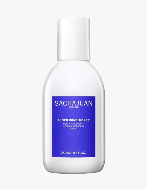 Ürün Cinsiyeti: Unisex
Ürün Tipi: Saç Bakımı
Ürün Sezonsallığı: Dört Mevsim
Ürün Çeşidi: Mor Saç Kremi
Ürün Özellikleri:
Silver Conditioner, sarı, gri ve platin tonlu saçlarda istenmeyen sıcak yansımaları dengelemeyi hedefleyen mor pigmentli bir saç kremidir. Saçı ağırlaştırmadan yumuşaklık kazandırırken, rengin daha soğuk ve net görünmesine yardımcı olur. Kremsi dokusu sayesinde saç boylarına kolayca yayılır ve durulama sonrası daha pürüzsüz bir his bırakır.
Öne Çıkan Detaylar:
Mor pigmentli renk dengeleyici formül
Sarı yansımaları azaltmaya yardımcı
Saçı yumuşatan krem doku
Günlük veya düzenli kullanıma uygun
Kimler Kullanıyor?
Açık renkli, gri veya platin saçlara sahip olup rengin canlılığını korumak isteyen kullanıcılar için idealdir.
Sachajuan Silver Conditioner ile saç renginizi dengeleyin, daha soğuk ve parlak tonlar elde edin.