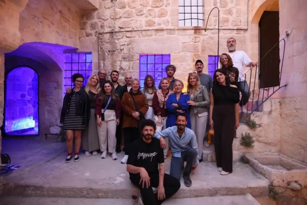 MAYA sergisi sanatçıları, küratörler ve Bor Sanat ekibi toplu fotoğraf