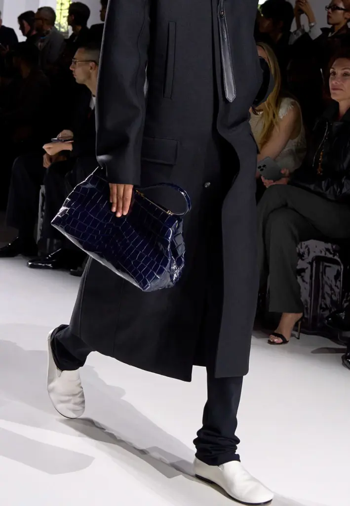 Bottega Veneta ilkbahar-yaz 2026 koleksiyonundan lacivert Lauren clutch çanta