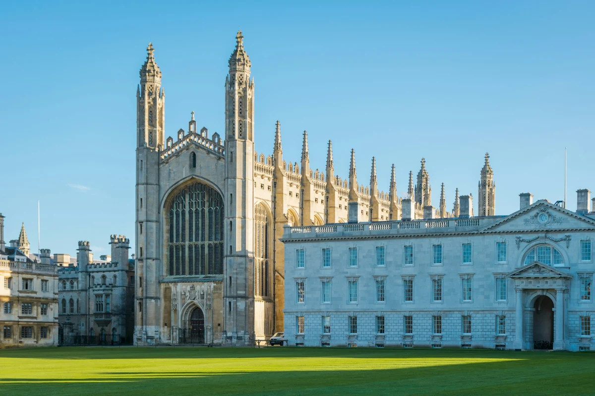 Cambridge Üniversitesi'nin görkemli tarihi binalarından biri, yeşil çimlerle çevrili, Gotik mimarisinin etkileyici detaylarını sergileyen bu karede ışıl ışıl parlıyor ve köklü akademik geleneğini vurguluyor.