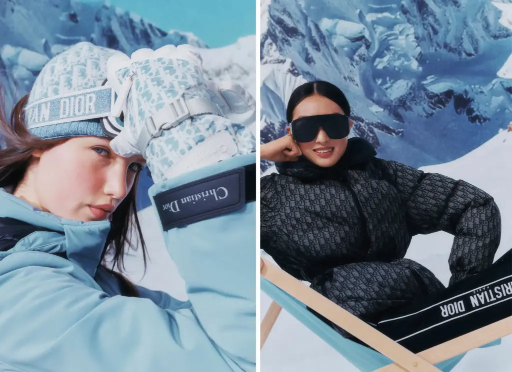 Sol görselde Dior Alps, kayak koleksiyonundan açık mavi bir mont giyen ve bere takan model sağ görselde siyah kayak gölükleri ve kayak montu giyerek karlı bir dış ortamda sandalyede oturan model