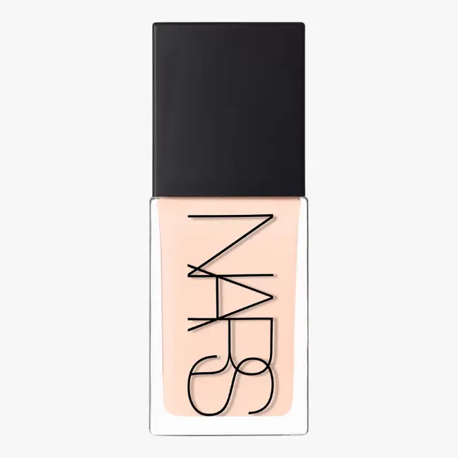 Ürün Cinsiyeti: Unisex
Ürün Tipi: Ten Makyajı
Ürün Sezonsallığı: Dört Mevsim
Ürün Çeşidi: Likit Fondöten
Ürün Özellikleri:
NARS Light Reflecting Foundation, ciltte doğal bir ışıltı ve dengeli kapatıcılık sunmayı hedefleyen likit bir fondötendir. Işığı yansıtan formülü sayesinde cilt dokusunu daha pürüzsüz ve canlı gösterirken, ağırlık hissi yaratmadan ciltle bütünleşir. Günlük kullanıma uygun, doğal bitişli bir ten makyajı sunar.
Öne Çıkan Detaylar:
Doğal ve ışıltılı bitiş
Hafif–orta kapatıcılık
Ciltle bütünleşen formül
Günlük kullanıma uygun
Kimler Kullanıyor?
Ten makyajında doğallığı ön planda tutan, cildinin kendi dokusunu kaybetmeden daha canlı görünmesini isteyenler için ideal bir fondötendir.
NARS Light Reflecting Foundation ile cildinizde doğal ışıltı ve dengeli kapatıcılığı bir arada yakalayın.