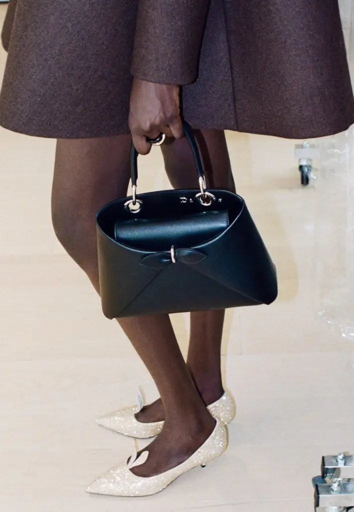 Dior ilkbahar-yaz 2026 koleksiyonundan siyah fiyonk detaylı çanta