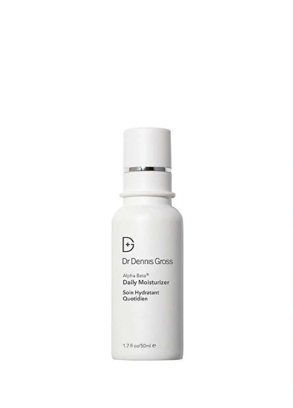 Beyaz bir arka plan üzerinde duran, gümüş şerit detaylı pompa başlığı ve beyaz kapağı olan, Dr Dennis Gross Alpha Beta Daily Moisturizer etiketiyle Hafif Yapılı Nemlendirici serisinden olan bu ürün, cilt hassasiyetini gidererek ve pH dengesini koruyarak erkek cildine derinlemesine bakım sunuyor.