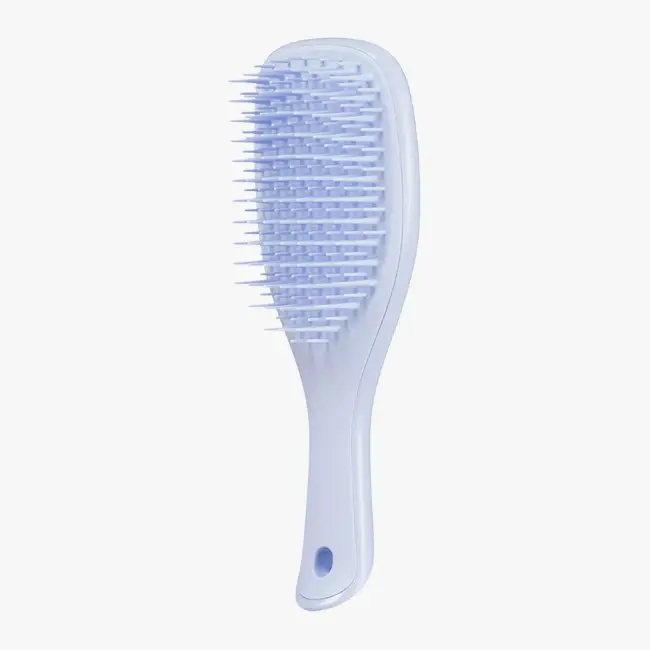 Ürün Cinsiyeti: Unisex

Ürün Tipi: Saç Aksesuarı

Ürün Sezonsallığı: Dört Mevsim

Ürün Çeşidi: Saç Açıcı Fırça

Ürün Özellikleri:
Tangle Teezer Ultimate Detangler saç fırçası, saçları kırmadan ve çekmeden açmaya yardımcı olacak şekilde tasarlanmıştır. Islak ve kuru saçta kullanılabilen yapısı, günlük tarama rutinini daha konforlu hale getirir. Ergonomik formu sayesinde kolay kavrama ve kontrollü kullanım sunar.

Öne Çıkan Detaylar:

Islak ve kuru saçta kullanım

Saçı kırmadan açmaya yardımcı yapı

Ergonomik tasarım

Günlük tarama için ideal

Kimler Kullanıyor?
Saç tararken kırılma ve yıpranmayı en aza indirmek isteyen, pratik ve etkili fırçaları tercih eden kullanıcılar için uygundur.

Tangle Teezer Ultimate Detangler ile saçlarınızı kırmadan, nazik ve konforlu şekilde tarayın.