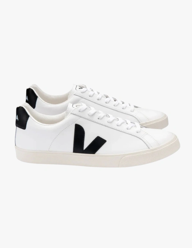 Ürün Cinsiyeti: Erkek
Ürün Tipi: Ayakkabı
Ürün Sezonsallığı: Dört Mevsim
Ürün Çeşidi: Sneaker
Ürün Özellikleri:
Veja Esplar Leather sneaker, sade tasarımı ve deri yüzeyiyle günlük şehir stiline modern bir yorum getirir. Minimal silueti sayesinde hem casual hem daha temiz kombinlerle uyum sağlar. Konforlu tabanı günlük kullanım için ideal bir deneyim sunar.
Öne Çıkan Detaylar:
Deri üst yüzey
Minimal ve zamansız tasarım
Günlük kullanıma uygun konfor
Şehir stiline uyumlu yapı
Kimler Kullanıyor?
Ayakkabıda sade çizgileri ve kaliteli malzemeyi tercih eden, şehir yaşamında rahat ama stil sahibi bir görünüm arayan erkekler tarafından tercih edilir.
Veja Esplar Leather sneaker ile günlük stilinize sade, modern ve zamansız bir dokunuş katın.