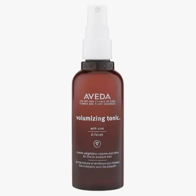 Ürün Cinsiyeti: Unisex

Ürün Tipi: Saç Bakım & Şekillendirme

Ürün Sezonsallığı: Dört Mevsim

Ürün Çeşidi: Hacim Veren Saç Toniği

Ürün Özellikleri:
Aveda Volumizing Tonic, saçlara doğal hacim ve dolgunluk kazandırmayı hedefleyen hafif bir saç toniğidir. Bitkisel içeriklerle geliştirilen formülü, saç tellerini ağırlaştırmadan destekler ve daha canlı bir görünüm sunar. Fön ve şekillendirme öncesi kullanım için idealdir.

Öne Çıkan Detaylar:

Hacim ve dolgunluk etkisi

Hafif, ağırlık yapmayan yapı

Şekillendirme öncesi kullanıma uygun

Bitkisel içerik odaklı formül

Kimler Kullanıyor?
Saçında hacim kaybı yaşayan, doğal ve hafif şekillendirme ürünlerini tercih eden kullanıcılar için ideal bir seçenektir.

Aveda Volumizing Tonic ile saçlarınıza doğal hacim ve dolgunluk kazandırın, hafif ve canlı bir görünüm elde edin.