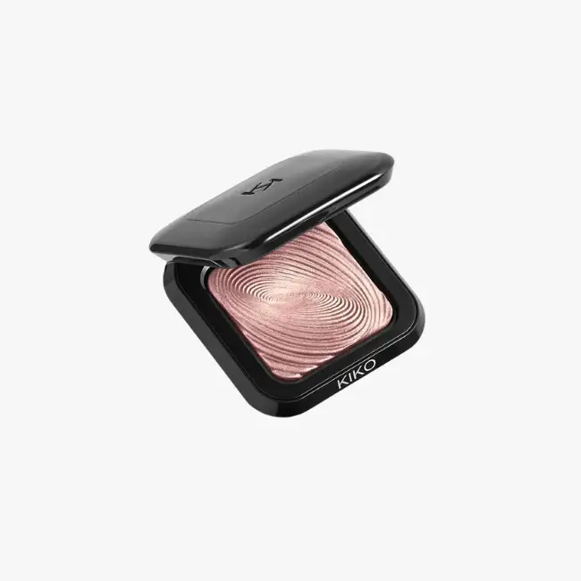 Ürün Cinsiyeti: Kadın
Ürün Tipi: Göz Makyajı
Ürün Sezonsallığı: Dört Mevsim
Ürün Çeşidi: Tekli Göz Farı
Ürün Özellikleri:
KIKO Milano Water Eyeshadow, ıslak veya kuru kullanılabilen yenilikçi dokusuyla yoğun pigmentasyon sunar. Golden tonu, göz makyajına sıcak ve ışıltılı bir vurgu ekler. Kremsi yapısı sayesinde kolay uygulanır ve uzun süre kalıcılık sağlar.
Öne Çıkan Detaylar:
Islak & kuru kullanım imkânı
Yoğun pigmentli yapı
Işıltılı altın ton
Kolay dağılan doku
Kimler Kullanıyor?
Göz makyajında pratik ama etkileyici ürünleri seven, tek bir farla güçlü bir görünüm yaratmak isteyenler için idealdir.
KIKO Milano Water Eyeshadow ile göz makyajınıza yoğun pigment ve ışıltılı bir etki kazandırın.