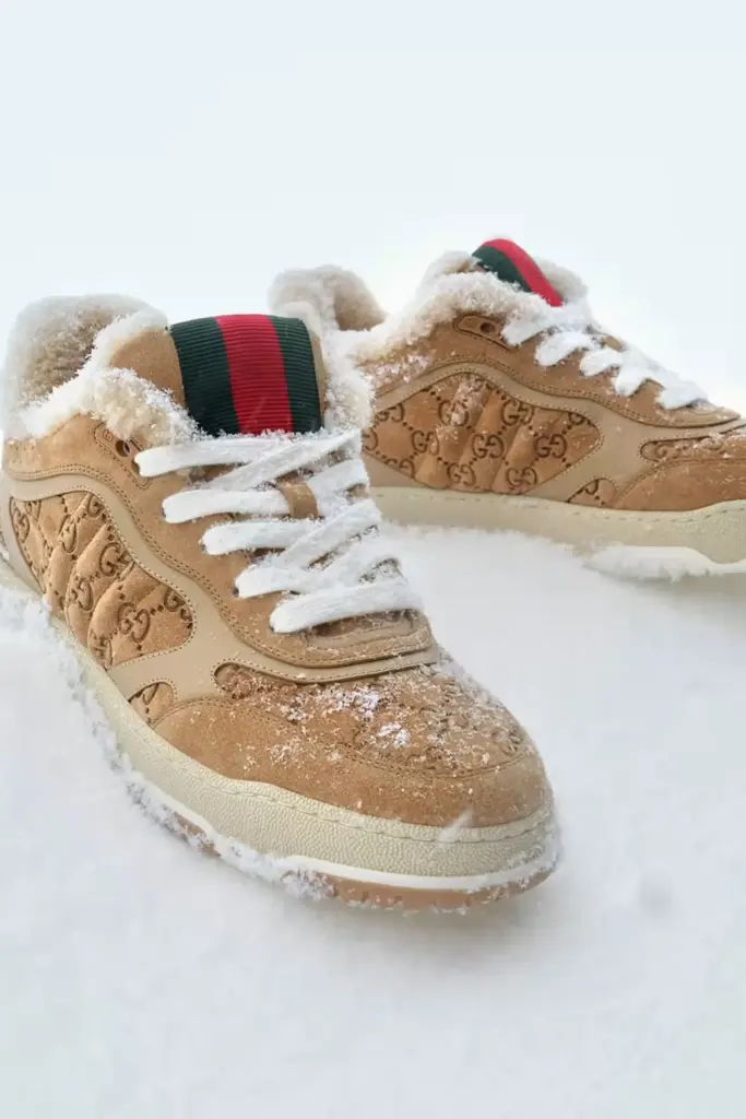 Gucci kayak koleksiyonundan camel rengi, gucci logolu süet ayakkabılar