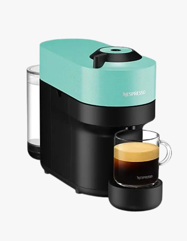 Ürün Cinsiyeti: Unisex
Ürün Tipi: Küçük Ev Aletleri
Ürün Sezonsallığı: Dört Mevsim
Ürün Çeşidi: Kapsüllü Kahve Makinesi
Ürün Özellikleri:
Nespresso Vertuo Pop, farklı kahve boyutlarını tek tuşla hazırlamaya imkân tanıyan kapsüllü sistemiyle pratik ve modern bir kahve deneyimi sunar. Su yeşili rengiyle mutfaklarda enerjik ve stil sahibi bir görünüm yaratır. Günlük kahve rutinini zahmetsiz ama özenli bir ritüele dönüştürmek isteyenler için tasarlanmıştır.
Öne Çıkan Detaylar:
Tek tuşla kahve hazırlama
Farklı kahve boyutlarına uyum
Modern ve renkli tasarım
Günlük kullanıma uygun pratiklik
Kimler Kullanıyor?
Kahvesini hızlı ama kaliteli bir şekilde hazırlamak isteyen, mutfağında tasarım ve fonksiyonu bir arada arayan kullanıcılar için ideal bir tercihtir.
Nespresso Vertuo Pop ile kahve rutininizi renkli, pratik ve modern bir deneyime dönüştürün.