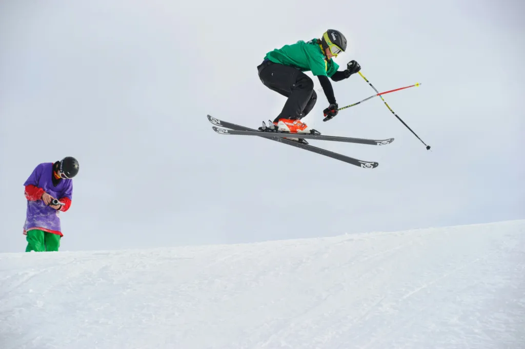 Kayak ve snowboard grup derslerine katılan yeni başlayan sporcular