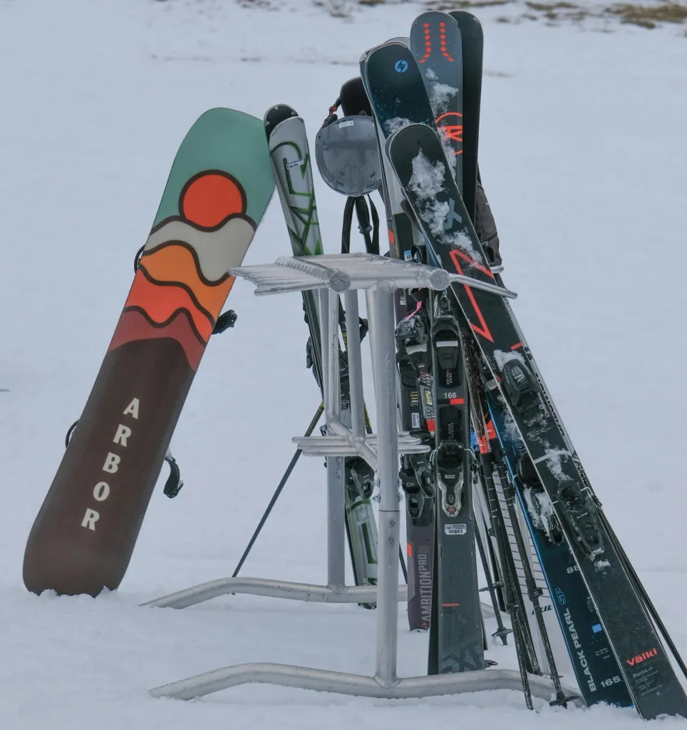 Kayak ve snowboard ekipmanlarının kar üzerinde dizildiği kiralama alanı