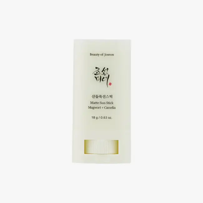 Ürün Cinsiyeti: Unisex

Ürün Tipi: Güneş Bakımı

Ürün Sezonsallığı: Dört Mevsim

Ürün Çeşidi: Güneş Koruyucu Stick

Ürün Özellikleri:
Beauty of Joseon Matte Sun Stick, pelin otu (mugwort) ve kamelya özü içeren formülüyle cildi güneşten korurken mat bir bitiş sunmayı hedefler. Stick formu sayesinde makyaj üzerine kolayca uygulanabilir, gün içinde pratik tazeleme imkânı sağlar. Hafif yapısı ciltte ağırlık hissi bırakmadan konforlu bir koruma sunar.

Öne Çıkan Detaylar:

SPF50+ yüksek koruma

Mat bitişli stick form

Mugwort & camellia içerik

Gün içinde pratik yenileme

Kimler Kullanıyor?
Güneş korumasını gün boyu kolayca tazelemek isteyen, özellikle parlama kontrolüne önem veren kullanıcılar için idealdir.

Beauty of Joseon Matte Sun Stick ile cildinizi mat bitişle koruyun, gün boyu pratik güneş bakımı sağlayın.