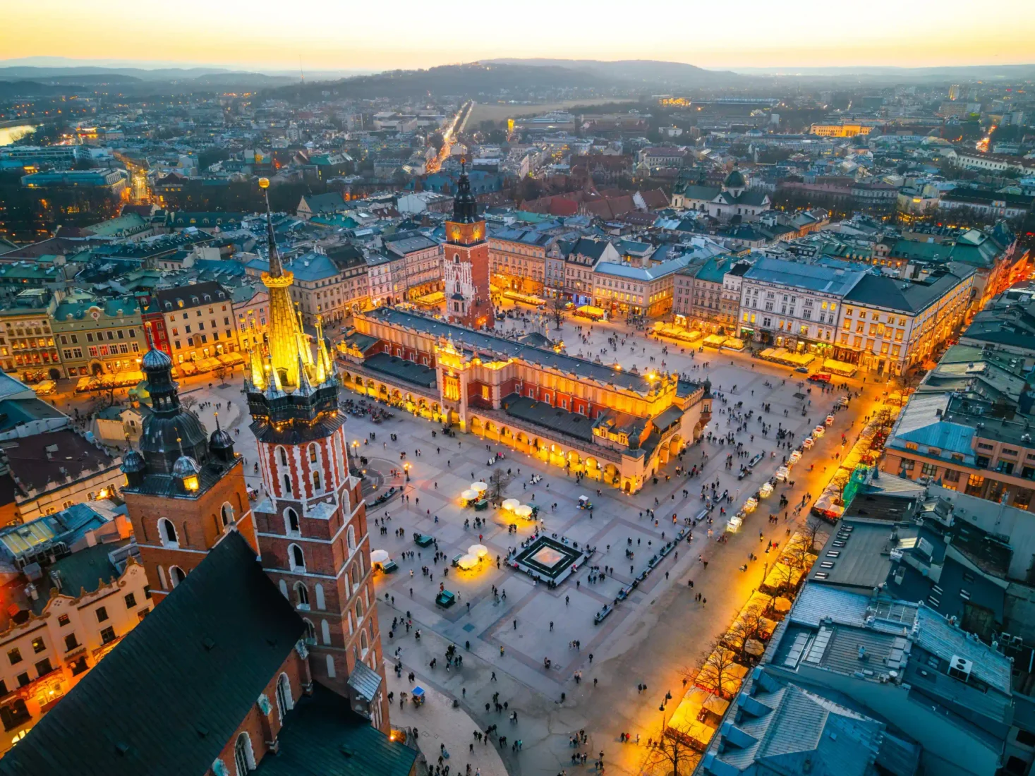 Krakow'un kalbindeki geniş pazar meydanında yükselen görkemli Meryem Ana Bazilikası'nın çift kulesi ve çevresindeki Orta Çağ'dan kalma tarihi binaların oluşturduğu büyüleyici atmosfer, Arnavut kaldırımlı yollarında dolaşan ziyaretçilerle birlikte şehrin eşsiz dokusunu gözler önüne seriyor.