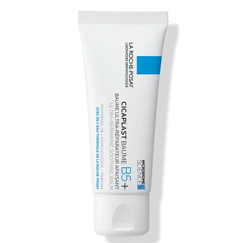 Beyaz tüp ambalajında görülen La Roche-Posay Cicaplast Baume B5+ Ultra-Repairing Soothing Balm, erkekler için hafif yapılı nemlendiriciler arasında cilt bariyerini güçlendiren ve tahriş olmuş hassas cildi yatıştıran etkili bir bakım kremi olarak öne çıkıyor.