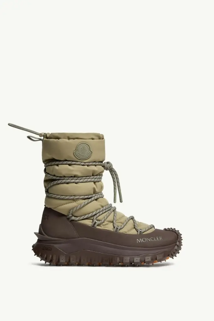 Moncler kayak koleksiyonundan kauçuk haki rengi tabanlı bej rengi bir kayak botu
