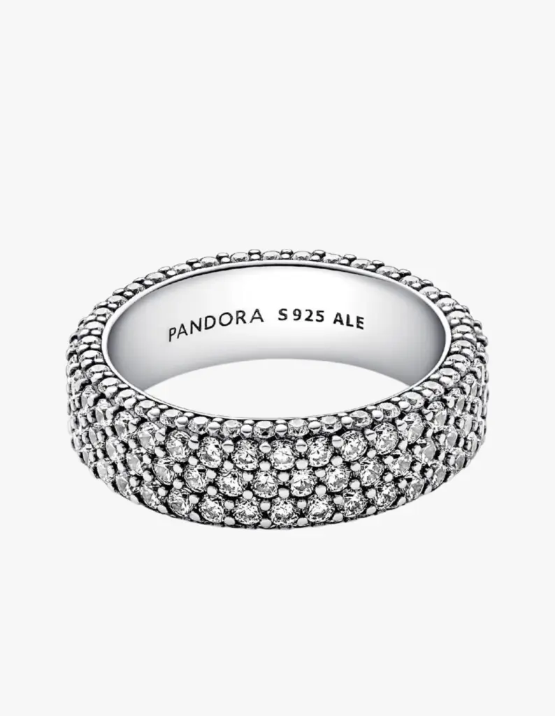 Pandora S925 ALE damgalı, üç sıra pavé taş işlemeli gümüş yüzük – ışıltılı ve zamansız tasarımıyla günlük kullanım ve hediye için ideal.