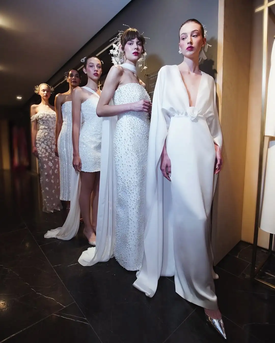 Backstage’de sıralanan beş modelin modern ve ışıltılı beyaz gelinlik tasarımları – haute couture gelinlik trendleri.