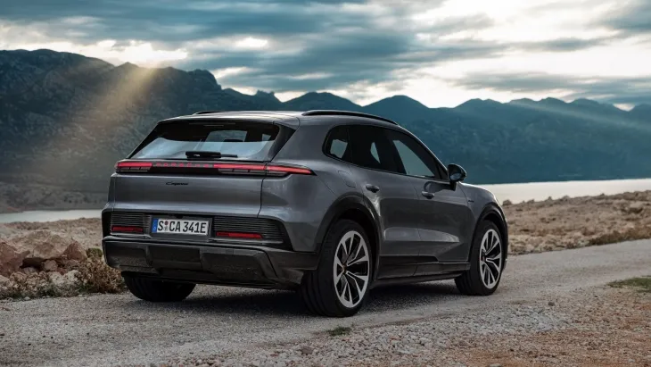 Tek parça LED ışık barı ve geniş SUV hatlarıyla yeni Porsche Cayenne Electric’in arka görünümü.