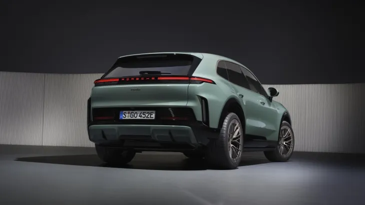 Yeni Porsche Cayenne Electric’in arka tasarım detayları; 2026 fiyat beklentileriyle birlikte tanıtım görüntüsü.