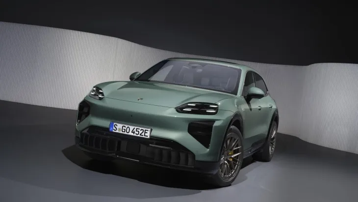 Yeni Porsche Cayenne Electric’in stüdyo ortamında sergilenen ön tasarımı; 2026 çıkış tarihi öncesi tanıtım görüntüsü.