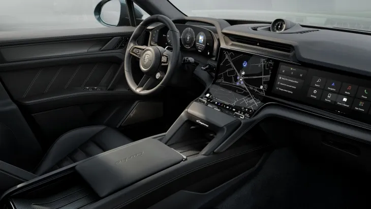 Flow Display ekran yapısı, OLED gösterge paneli ve Mood Modes ambiyansı ile tasarlanmış Porsche Cayenne Electric’in modern iç mekânı.