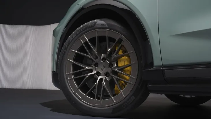 Porsche Cayenne Electric’in karbon seramik fren sistemi, yüksek performanslı jant ve lastik detayını gösteren yakın çekim görüntü.