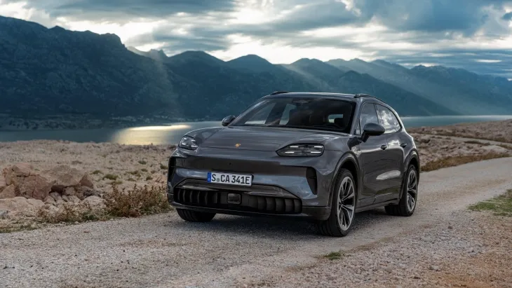 Tek parça LED ışık barı ve geniş SUV hatlarıyla yeni Porsche Cayenne Electric’in arka görünümü.