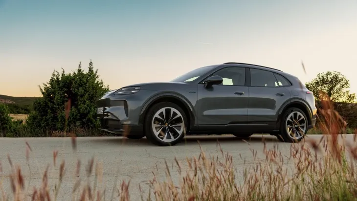 Gün batımı fonunda yeni Porsche Cayenne Electric’in yan profili; performans odaklı sportif SUV tasarımı.