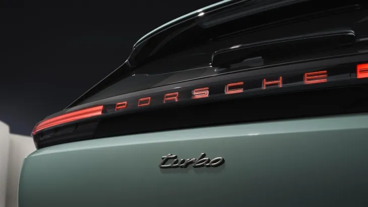 Yeni Porsche Cayenne Electric Turbo’nun arka bölümünde yer alan ikonik LED ışık barı ve “turbo” amblemi ile elektrikli mobilite stratejisine vurgu yapan tasarım detayı.