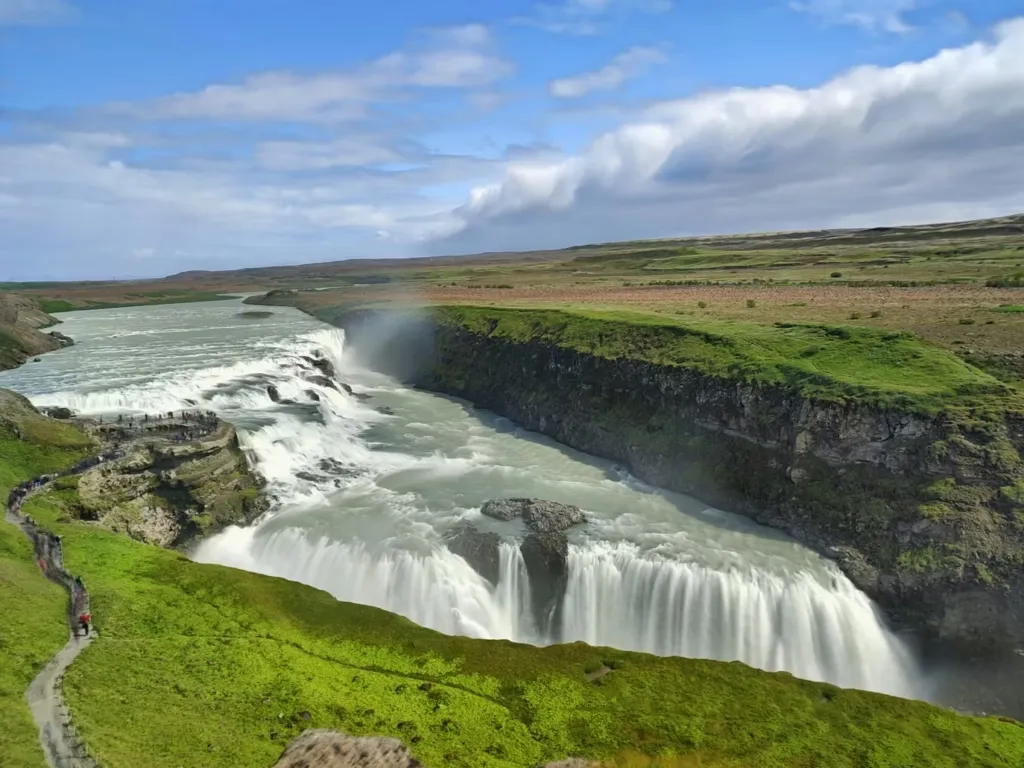 Reykjavik seyahat rehberi kapsamında keşfedilen, İzlanda'nın en güçlü ve fotojenik şelalelerinden biri olan Gullfoss Şelalesi, yemyeşil tepelerle çevrili, gürül gürül akan görkemli çağlayanlarıyla Altın Çember rotasının büyüleyici bir durağı.