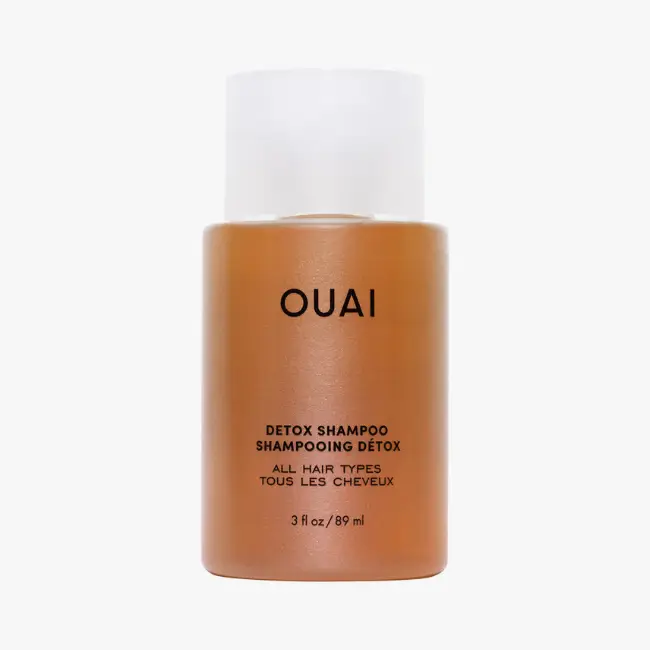 Ürün Cinsiyeti: Unisex

Ürün Tipi: Saç Temizleme Ürünü

Ürün Sezonsallığı: Dört Mevsim

Ürün Çeşidi: Detoks Şampuan

Ürün Özellikleri:
Ouai Detox Shampoo, saçta ve saç derisinde biriken ürün kalıntılarını, fazla yağı ve çevresel kirliliği arındırmak üzere geliştirilmiştir. Derinlemesine temizlik sunan formülü, saçı ağırlaştırmadan ferah bir his bırakır. Özellikle yoğun ürün kullanımı olan dönemlerde veya saç bakım rutinini sıfırlamak için ideal bir başlangıç adımıdır.

Öne Çıkan Detaylar:

Derinlemesine arındırıcı etki

Ürün kalıntılarını temizlemeye yardımcı formül

Saçı ağırlaştırmadan ferahlık

Haftalık veya ihtiyaç duyulan kullanım

Kimler Kullanıyor?
Saç bakım rutininde zaman zaman arındırıcı bir adım arayan, saçının daha hafif ve temiz hissetmesini isteyen kullanıcılar için ideal bir tercihtir.

Ouai Detox Shampoo ile saçınızı derinlemesine arındırın, ferah ve hafif bir temizlik deneyimi yaşayın.