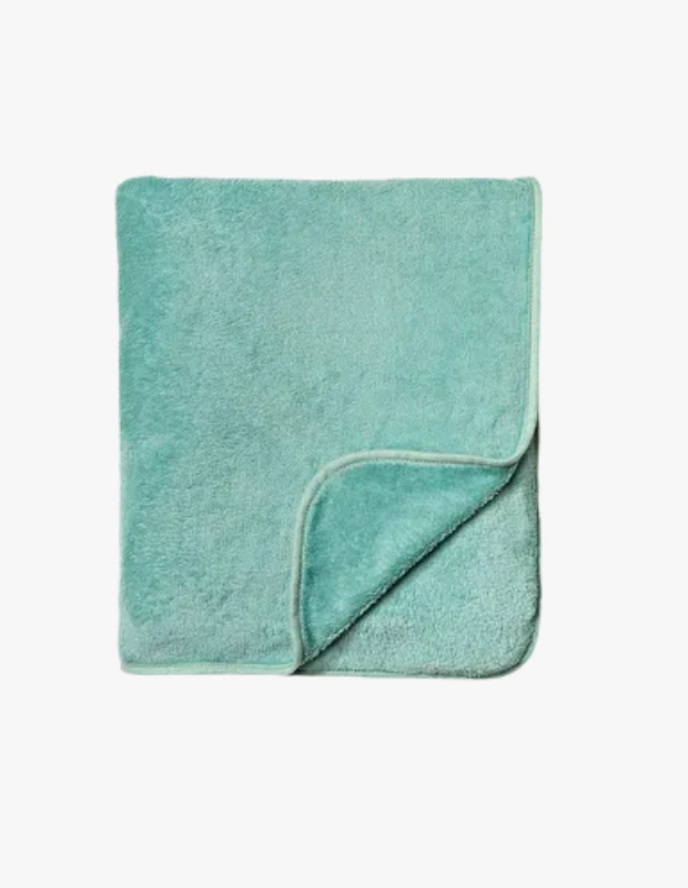 Ürün Cinsiyeti: Unisex
Ürün Tipi: Seyahat & Ev Tekstili
Ürün Sezonsallığı: Dört Mevsim
Ürün Çeşidi: Seyahat Seti
Ürün Özellikleri:
Flying Tiger Copenhagen Seyahat yastığı ve battaniyeden oluşan bu set, yolculuklarda sıcaklık ve rahatlığı bir arada sunar. Hafif yapısı sayesinde kolay taşınır; uçak, tren ve uzun araba yolculuklarında pratik bir kullanım sağlar.
Öne Çıkan Detaylar:
Yastık + battaniye kombinasyonu
Hafif ve taşınabilir yapı
Seyahatlerde sıcaklık ve konfor
Günlük kullanıma da uygun
Kimler Kullanıyor?
Seyahat sırasında konforundan ödün vermek istemeyen, pratik ve çok amaçlı ürünleri tercih edenler için ideal bir settir.
Flying Tiger seyahat yastığı ve battaniye seti ile yolculuklarda sıcak ve konforlu anlar yaşayın.