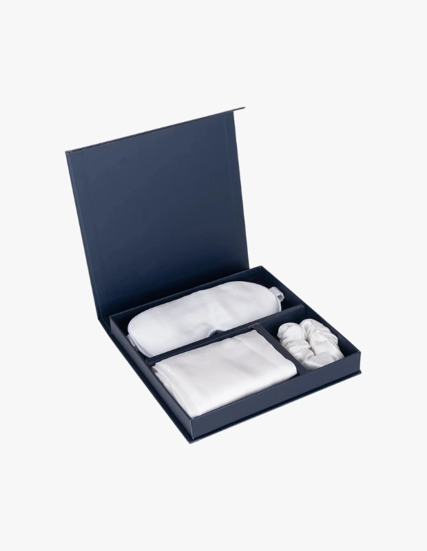 Ürün Cinsiyeti: Unisex
Ürün Tipi: Seyahat & Yaşam Stili
Ürün Sezonsallığı: Dört Mevsim
Ürün Çeşidi: Seyahat Seti
Ürün Özellikleri:
Silk & Cashmere Anabel seyahat seti, saf ipek dokusuyla seyahat sırasında konforu ve zarafeti bir araya getirir. Hafif ve yumuşak yapısı sayesinde uzun yolculuklarda rahat bir kullanım sunar. Beyaz rengiyle sade, zamansız ve rafine bir seyahat aksesuarıdır.
Öne Çıkan Detaylar:
Saf ipek kumaş
Hafif ve yumuşak doku
Seyahat konforunu artıran tasarım
Zarif ve zamansız stil
Kimler Kullanıyor?
Seyahatlerinde konforu lüks dokunuşlarla birleştirmek isteyen, tekstilde kaliteyi ön planda tutan kullanıcılar için ideal bir settir.
Silk & Cashmere saf ipek seyahat seti ile yolculuklarınızı konforlu ve zarif bir deneyime dönüştürün.