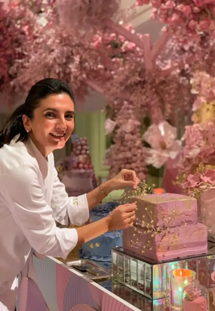 Sinem Ekşioğlu pembe çiçeklerin önünde