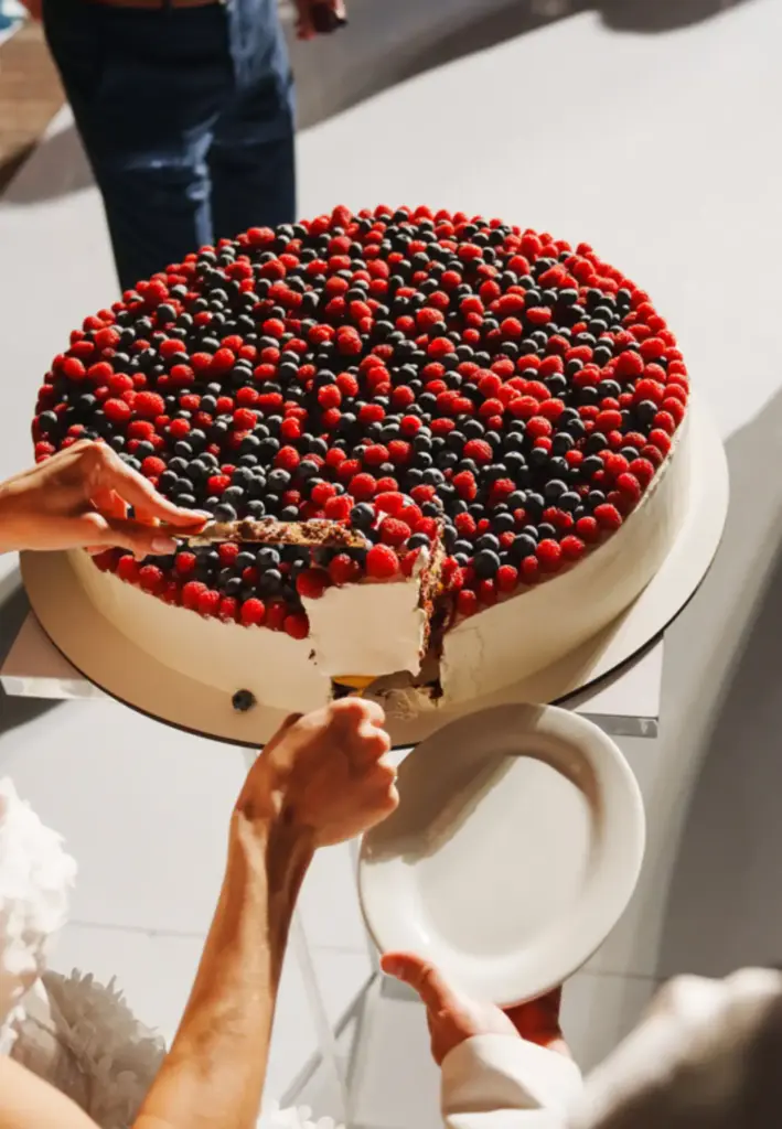Italian Cake düğün pastası. böğürtlen ve çilekli pasta