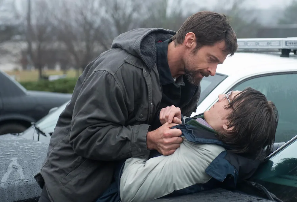 Hugh Jackman ve Paul Dano’nun başrollerini paylaştığı Denis Villeneuve imzalı Tutsak (Prisoners, 2013) filminden gerilim dolu bir sahne; kayıp çocuk vakası sonrası adalet ve intikam arasında sıkışan bir babanın yüzleşmesini anlatan psikolojik suç dramı.