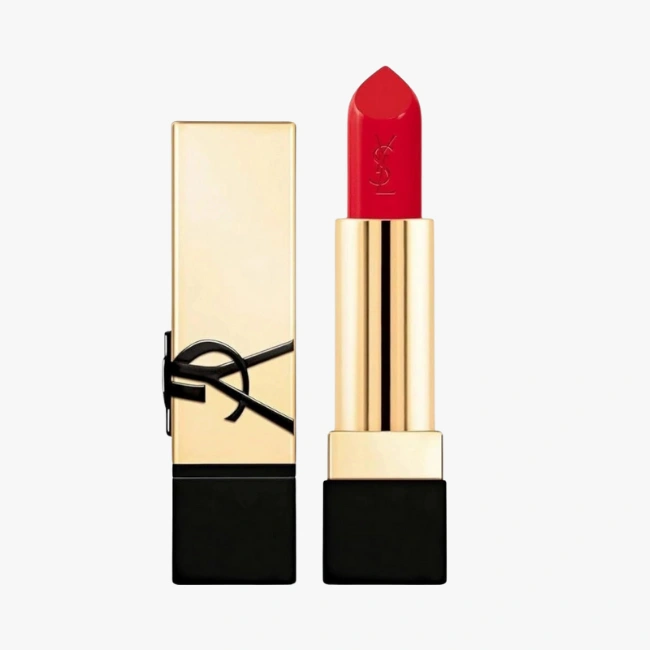 Ürün Cinsiyeti: Kadın
Ürün Tipi: Dudak Makyajı
Ürün Sezonsallığı: Dört Mevsim
Ürün Çeşidi: Klasik Ruj
Ürün Özellikleri:
Yves Saint Laurent Rouge Pur Couture, yoğun pigmentasyonu ve kremsi dokusuyla dudaklara tek sürüşte belirgin renk kazandırır. Konforlu formülü dudaklarda kuruluk hissi yaratmadan pürüzsüz bir görünüm sunar. Zamansız renk seçenekleriyle günlükten özel anlara uzanan çok yönlü bir kullanım sağlar.
Öne Çıkan Detaylar:
Yoğun ve canlı renk
Kremsi, konforlu doku
Pürüzsüz bitiş
İkonik YSL ambalajı
Kimler Kullanıyor?
Dudak makyajında güçlü renkleri ve zamansız şıklığı tercih eden, stilini tek bir rujla vurgulamayı seven kadınlar için ideal bir seçenektir.
YSL Rouge Pur Couture ile dudaklarınızda yoğun renk ve ikonik şıklığı tek adımda yakalayın.