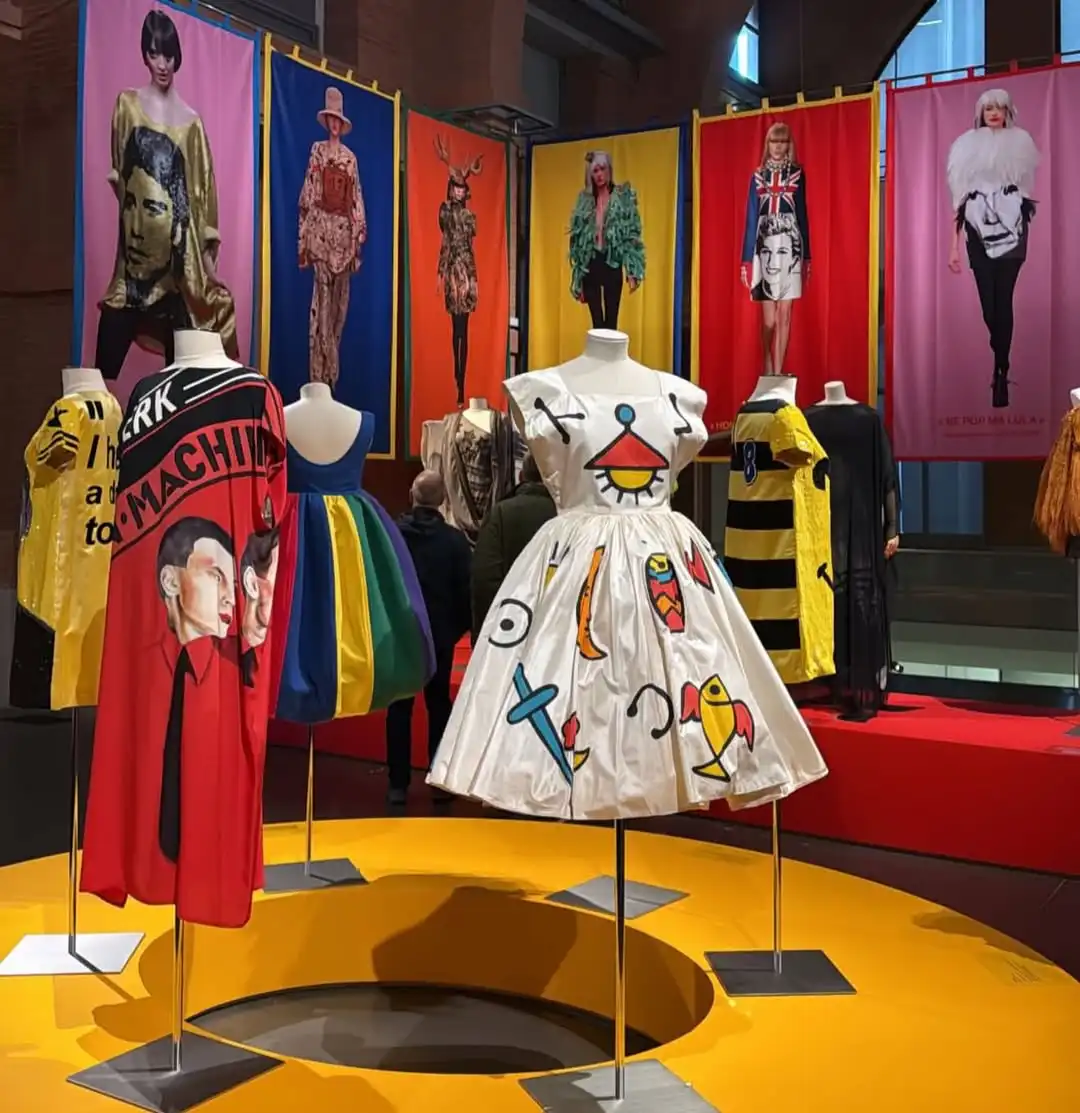 Renkli grafik baskılar ve ikonografik desenlerle tasarlanmış couture elbiselerin yer aldığı, moda ve pop kültür arasındaki ilişkiyi vurgulayan sergi enstalasyonu.