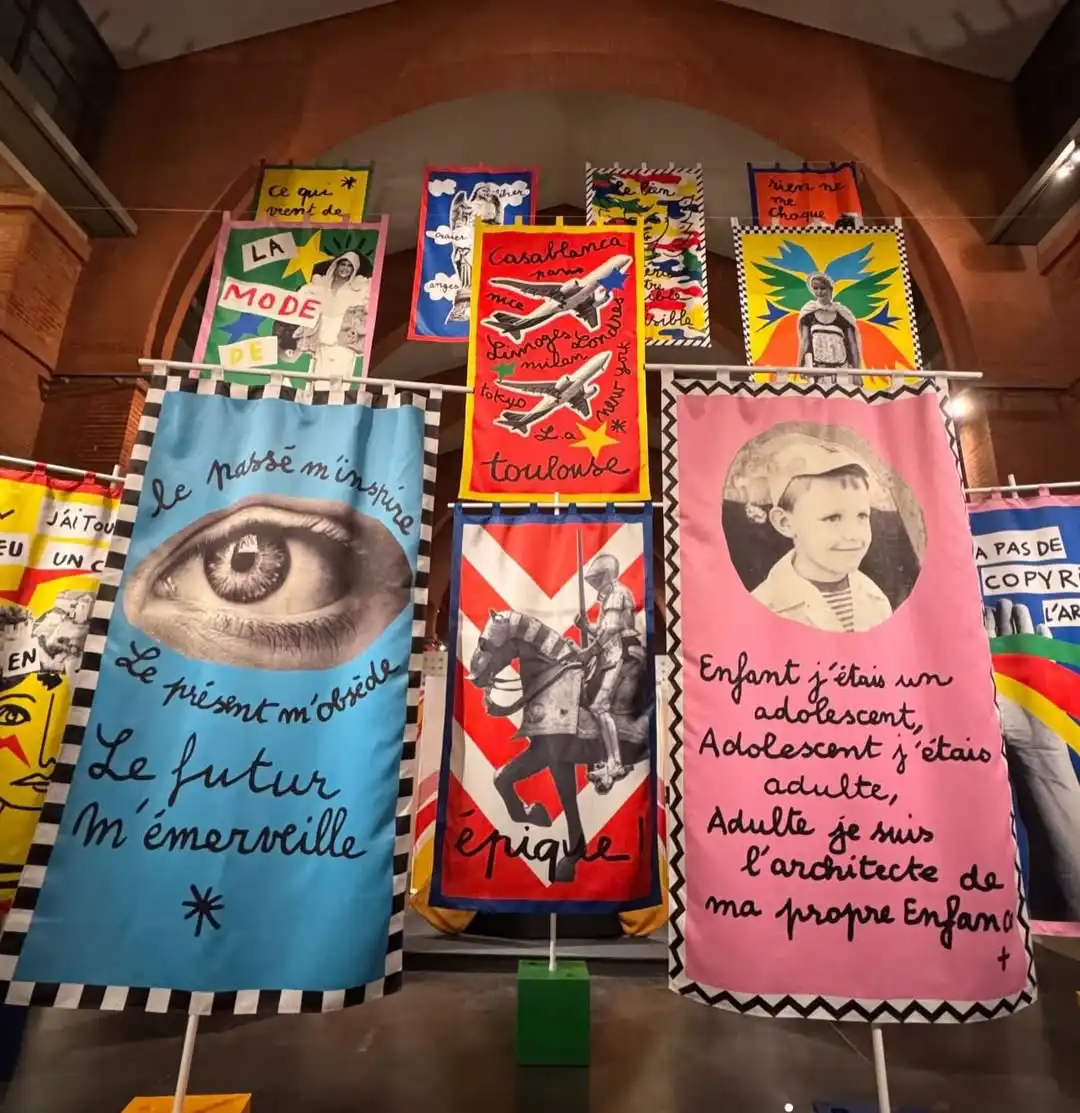 Tipografi, illüstrasyon ve kolaj estetiğini bir araya getiren renkli tekstil afişleri; moda, sanat ve kişisel anlatı temalarını öne çıkaran sergi alanı.