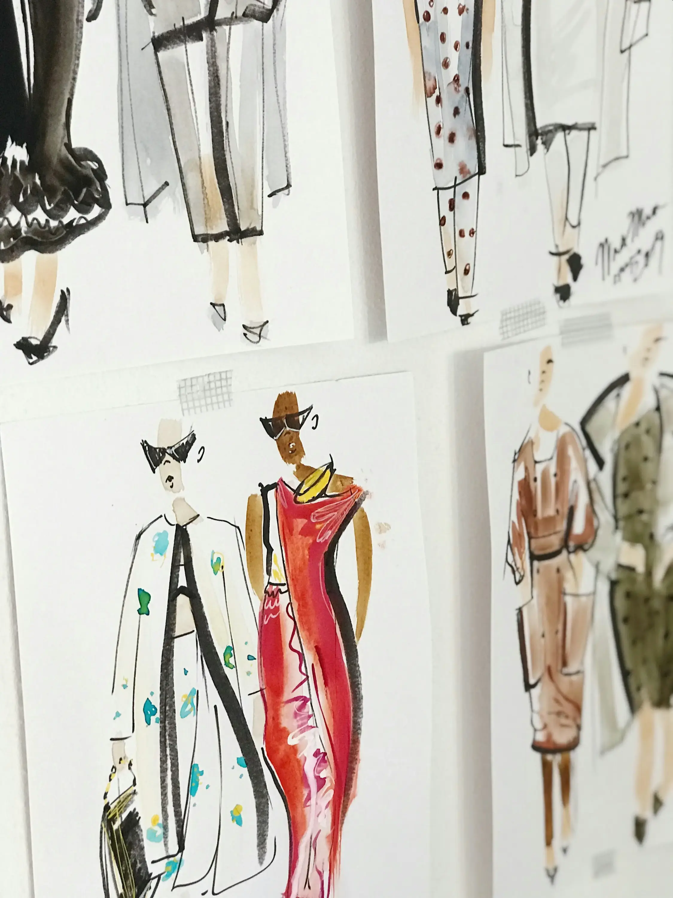 Renkli ve modern silüetleri gösteren iki kadın figürlü moda illüstrasyonunun yakın plan çizim detayı.