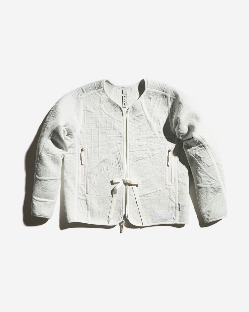 Sürdürülebilir malzemelerle üretilmiş beyaz dokulu tasarım ceket, minimal ve çevre dostu moda yaklaşımını temsil eden ürün görseli.