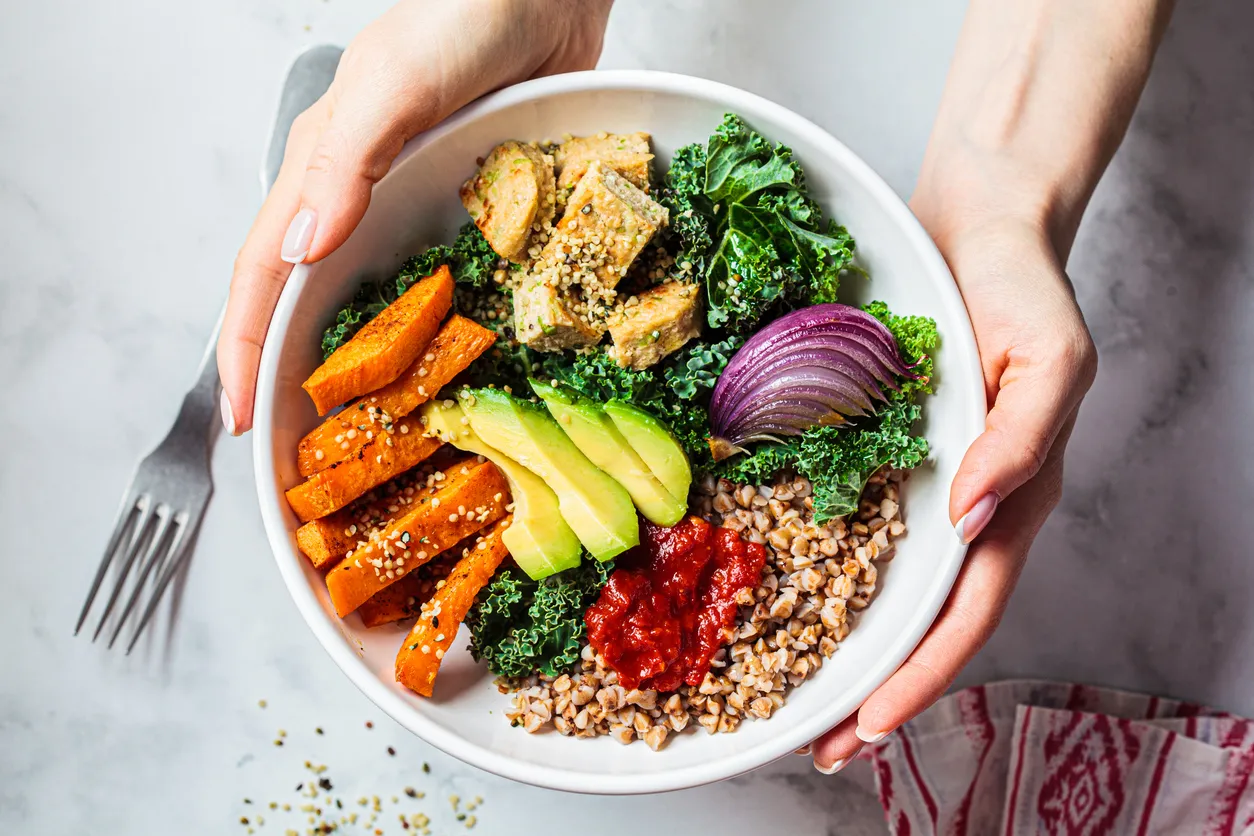 Renkli sebze ve tahıllarla hazırlanmış sağlıklı bowl tabağı.