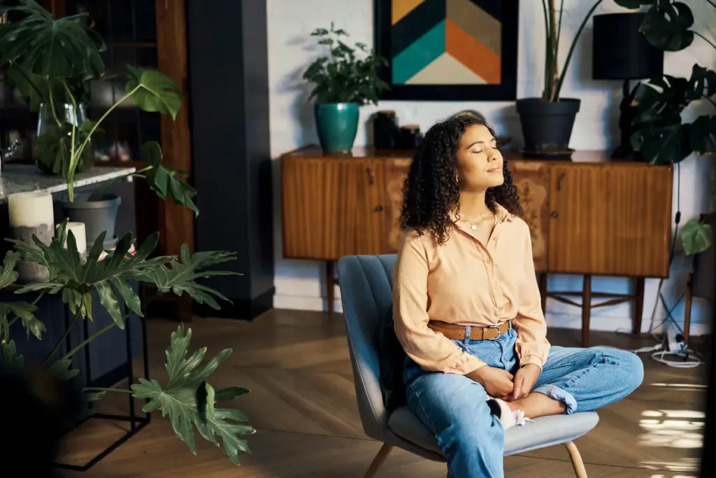 Huzurlu bir ortamda meditasyon yapan kadın.