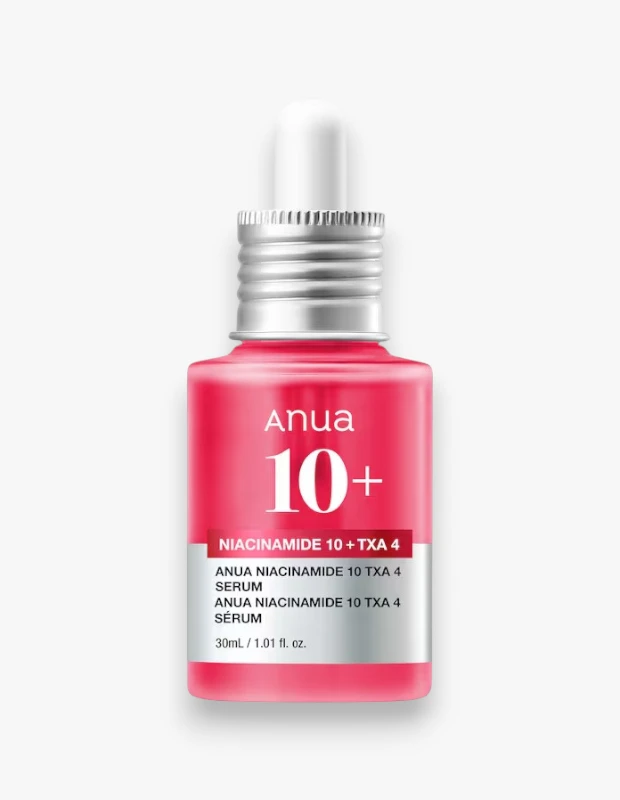 Beyaz arka plan üzerinde, gümüş renkli yivli kapağı ve beyaz damlalık ucu olan, parlak pembe renkteki Anua Niacinamide 10+ TXA 4 Serum şişesi, üzerinde Anua markası, büyük 10+ ifadesi ve Niacinamide 10 + TXA 4 formülü ile 30 mL hacmini belirten yazılarla detaylı bir şekilde gösteriliyor.