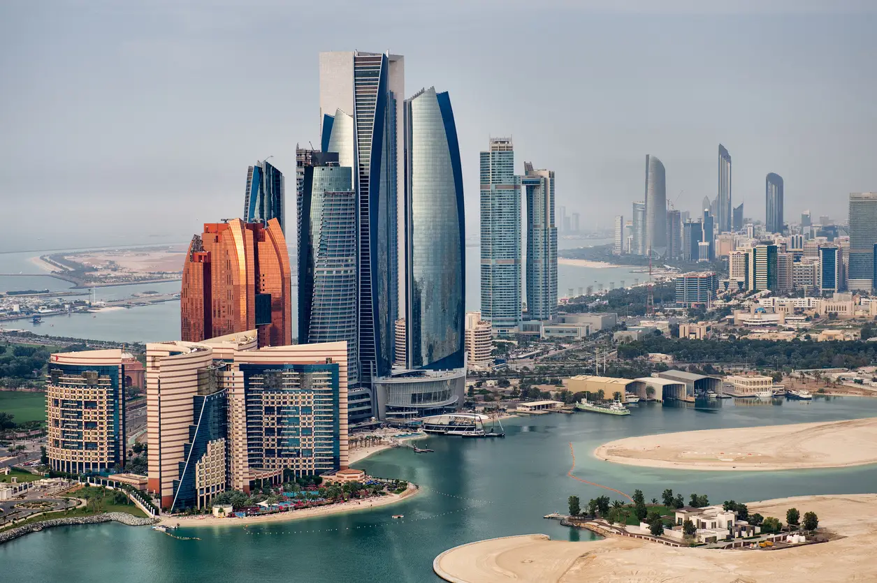 Turkuaz Sular ve Altın Kumullar Arasında: Abu Dabi’de Gezilecek Yerler