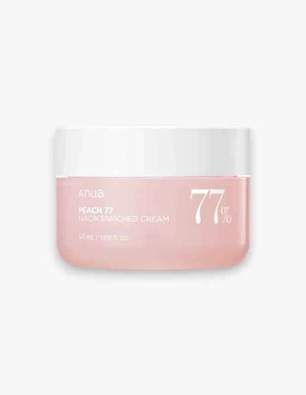Açık pembe renkte, beyaz kapaklı, üzerinde Anua markası, Peach 77 Niacin Enriched Cream yazısı ve oranı belirtilmiş, 50 mL hacminde bir kozmetik krem kavanozu, bu niasin zenginleştirilmiş krem cilt bakımı için idealdir.