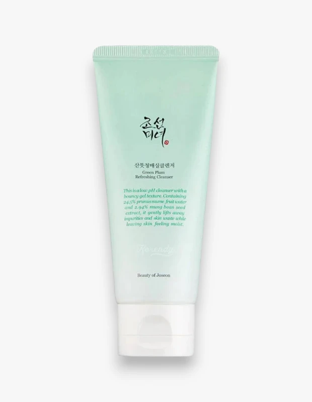 Beauty of Joseon markasının açık yeşil renkli, beyaz kapaklı Green Plum Refreshing Cleanser adlı temizleyici tüpü, düşük pH'lı jel dokusuyla kiri nazikçe arındırarak cildi nemli bırakan özelliklerini detaylandıran yazılarla sergilenmektedir.