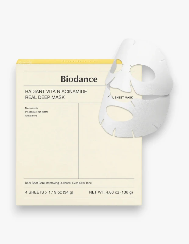 Beyaz bir stüdyo arka planında, üzerinde Biodance Radiant Vita Niasinamid Real Deep Mask yazan açık sarı bir kutu ve sağ tarafından çıkan, yüzeysel kesiklere sahip beyaz bir kumaş yüz maskesi dikkat çekiyor; bu ürün, niasinamid içeriğiyle etkili leke bakımı ve cilt tonu eşitleme faydaları sunuyor.